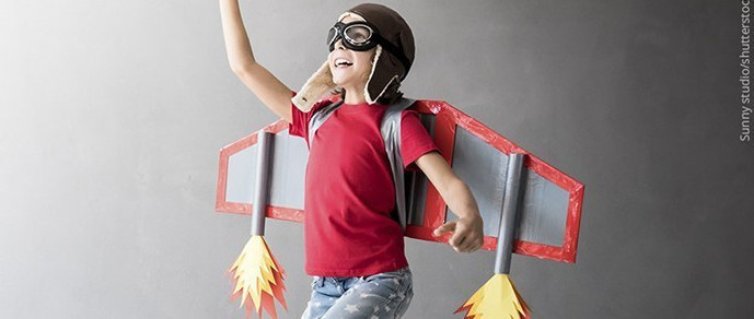 Junge immitiert einen Raketenflug