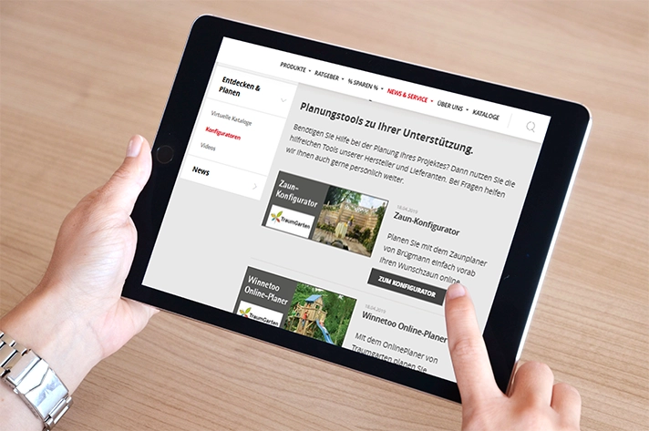 Person nutzt Tablet mit geöffneter Webseite zu Planungstools und tippt auf „Zum Konfigurator“.