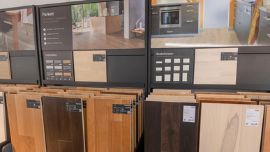 Bodenausstellung mit verschiedenen Parkett- und Dielenmustern.