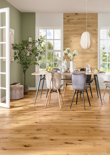 Helles Esszimmer mit Landhausdielenboden aus Holz, modern eingerichtet und lichtdurchflutet.