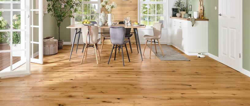 Helles Esszimmer mit Landhausdielenboden aus Holz, modern eingerichtet und lichtdurchflutet.