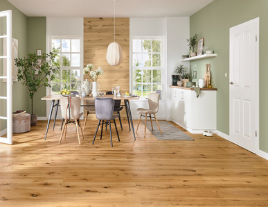 Helles Esszimmer mit Landhausdielenboden aus Holz, modern eingerichtet und lichtdurchflutet.