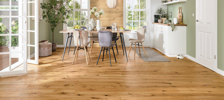 Helles Esszimmer mit Landhausdielenboden aus Holz, modern eingerichtet und lichtdurchflutet.