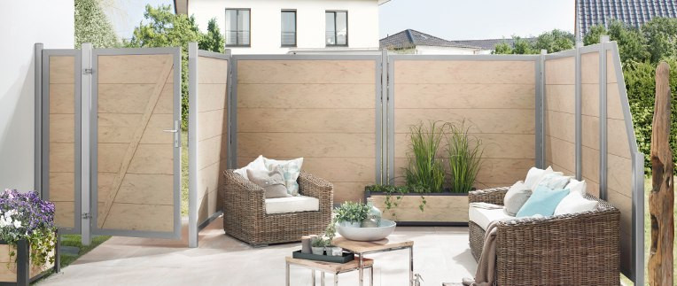 Holzsichtschutz mit Metallpfosten