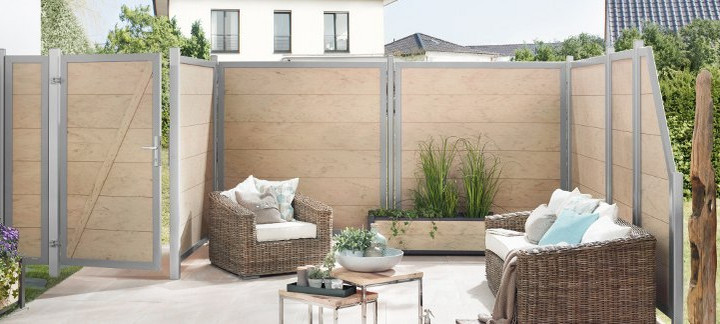 Holzsichtschutz mit Metallpfosten