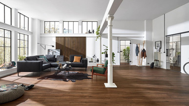 Modernes Wohnzimmer mit einem dunkelbraunen Parkettboden von HQ