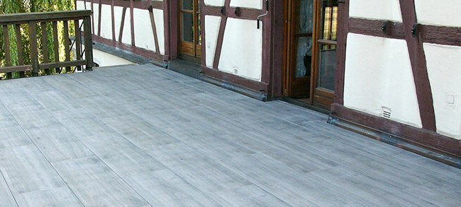 Terrasse mit grauen Fliesen