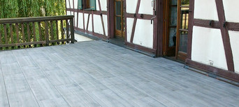 Terrasse mit grauen Grigio Keramik Fliesen