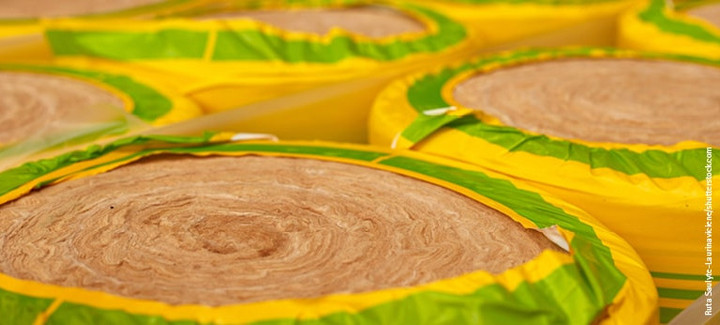 Gerollte Dämmwolle in gelb-grüner Verpackung, bereit für den Einsatz in Wärmedämmung und Schallschutz.
