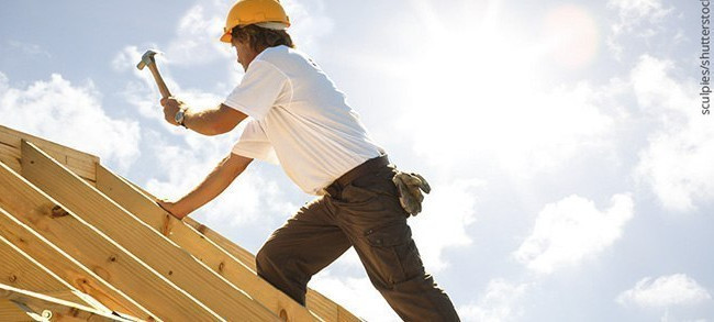 Holzbau Dachgiebel und Arbeiter