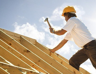 Holzbau Dachgiebel und Arbeiter