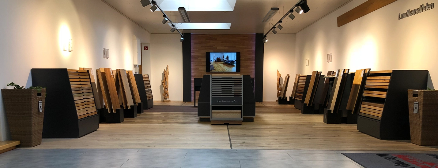 Ausstellungsraum mit Holz- und Bodenmustern in modernen Präsentationsständern.