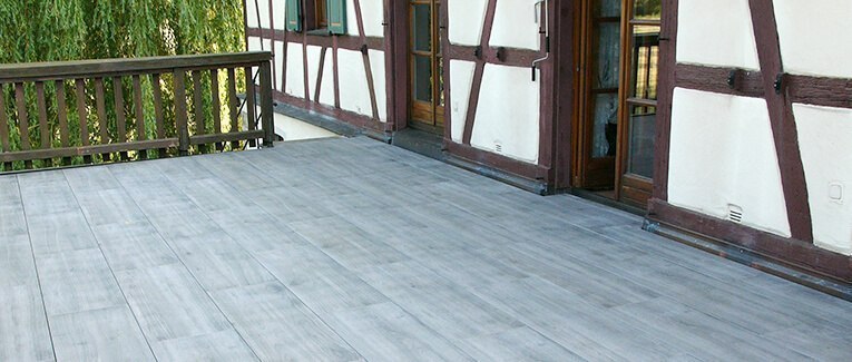 Terrasse mit grauen Grigio Keramik Fliesen