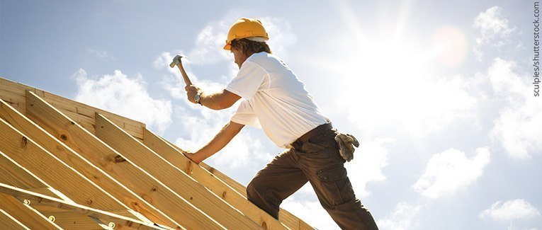 Holzbau Dachgiebel und Arbeiter